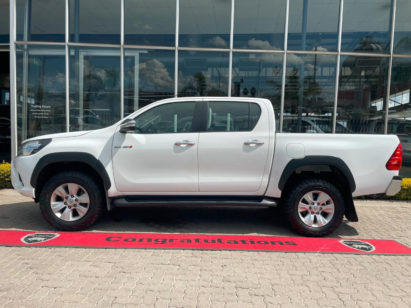 2017 TOYOTA HILUX 2.8gd-6 double cab 4x4 raider auto