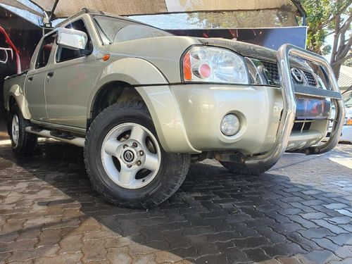 2010 Nissan Hardbody 2400i SE Double-Cab